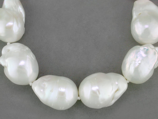 WHITE BAROQUE FRESHWATER PEARL NECKLACE